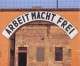 Надпись Arbeit Macht Frei в концлагере Терезин в Чехии