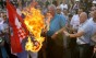 Воислав Шешель сжигает хорватский флаг